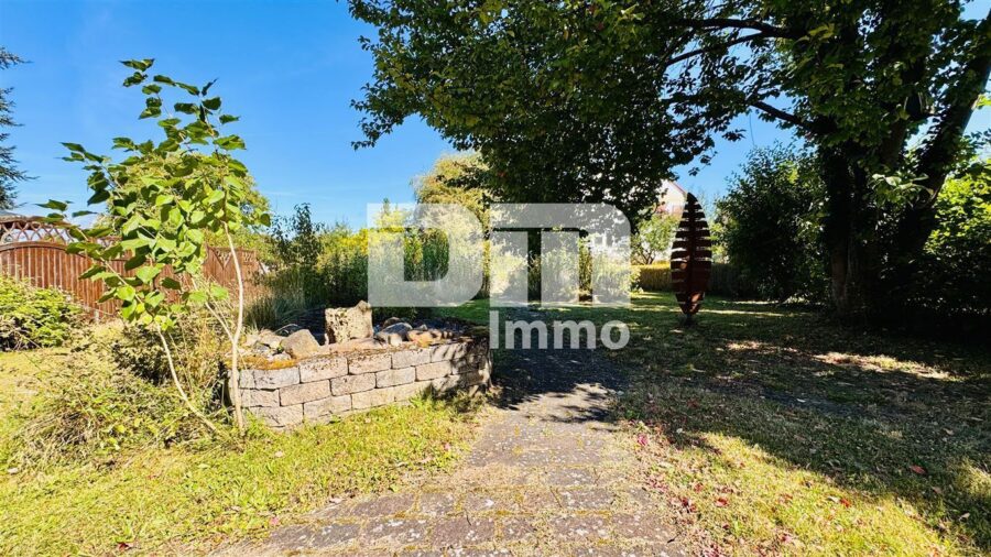 Gepflegtes Einfamilienhaus auf großem Grundstück mit Garage, Terrasse und Balkon - Großer Gartenbereich